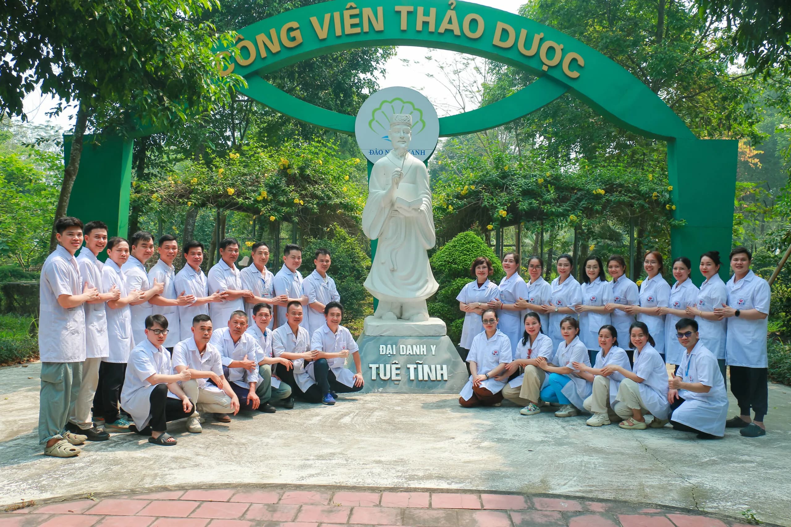 Khuôn viên Trường Trung cấp Y Dược Tuệ Tĩnh Hà Nội